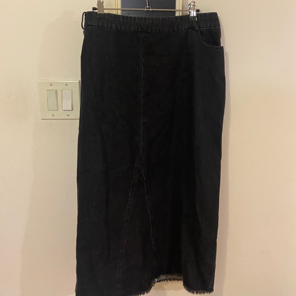 Black distressed fringed denim skirt - Picture 2 of 6